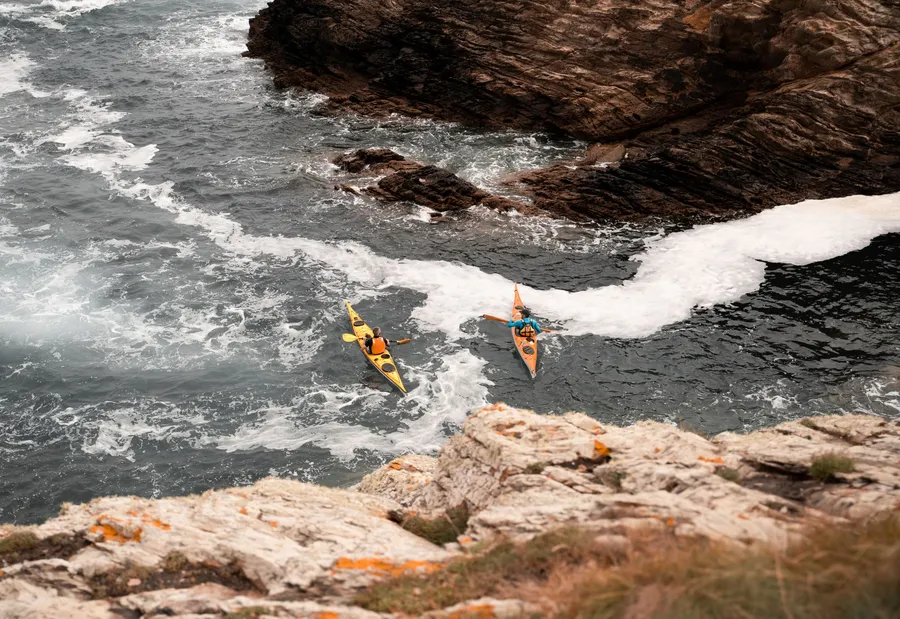 Kayak de mer prêt à la location sur le littoral marseillais