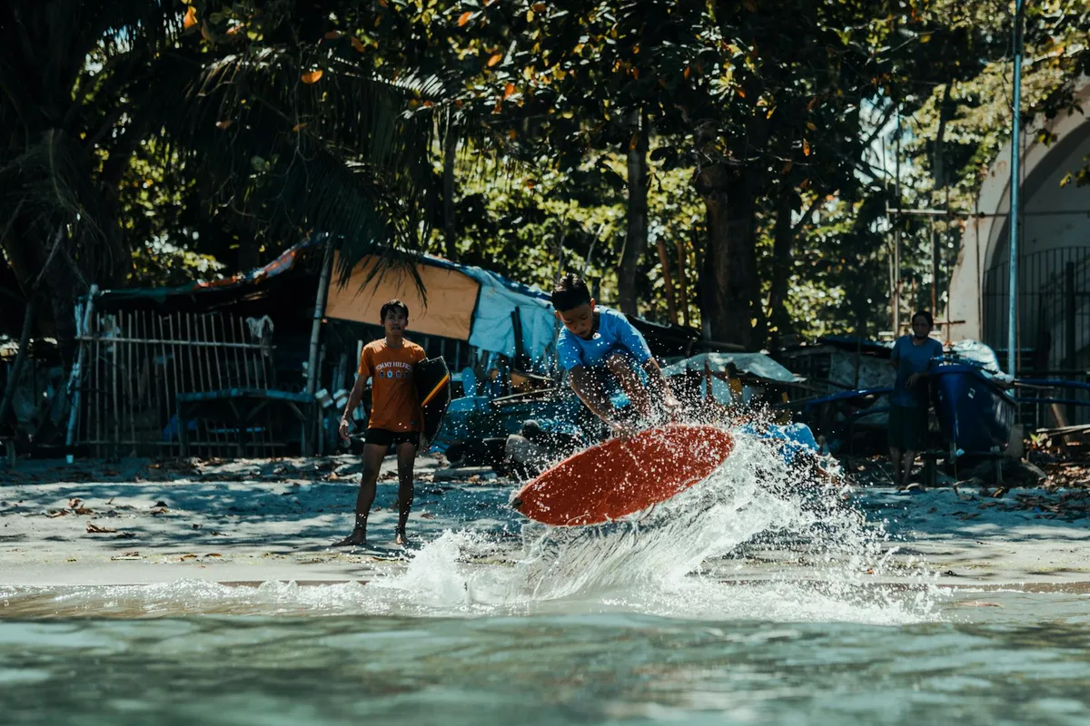 Comment faire du skimboard quand on débute ? Le guide complet