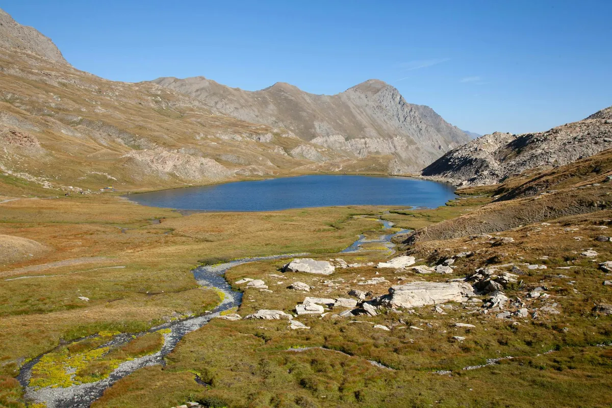 Se baigner dans un lac : sécurité, réglementation et meilleurs spots en France