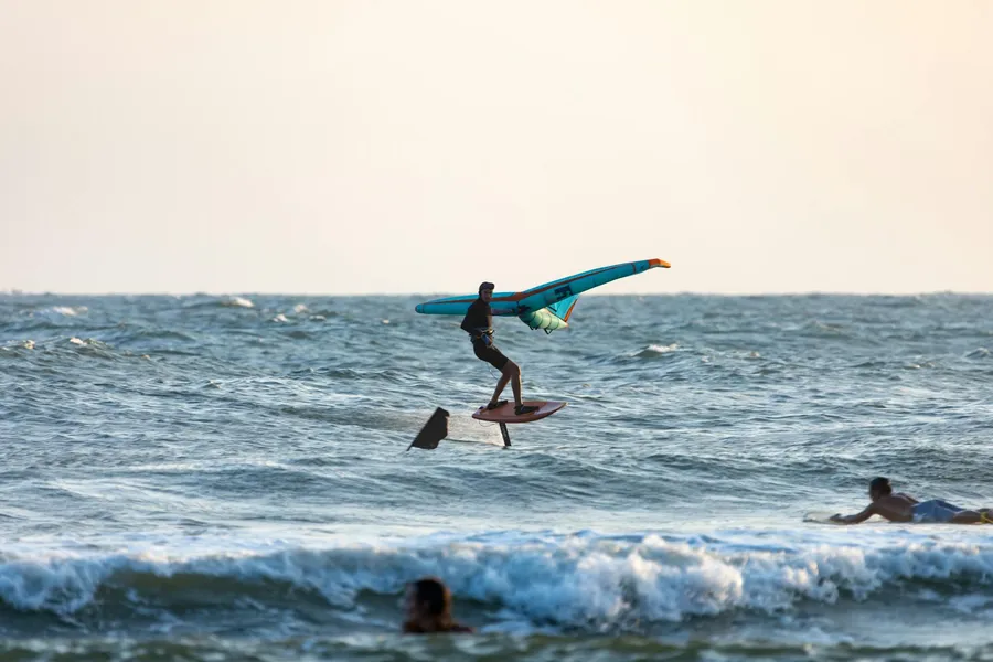 Windfoil ou wingfoil : lequel choisir pour voler sur l'eau ?