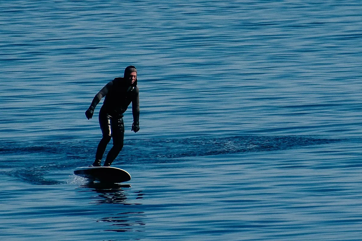E-foil en 2026 : guide complet pour débuter le surf électrique sur hydrofoil